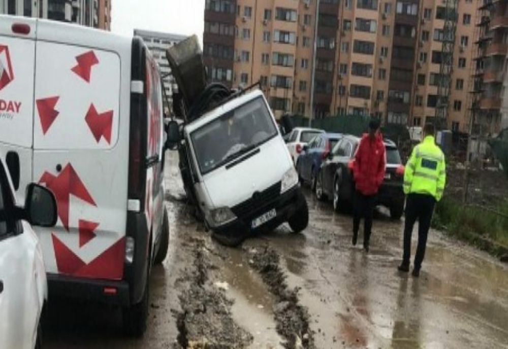 O stradă din Chiajna s-a surpat din cauza lucrărilor de mântuială și a ploii. Un TIR a rămas blocat în șanț