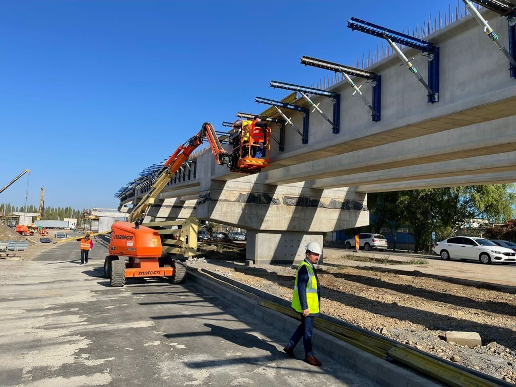 La Pasajul Berceni sosesc elementele tablierului metalic