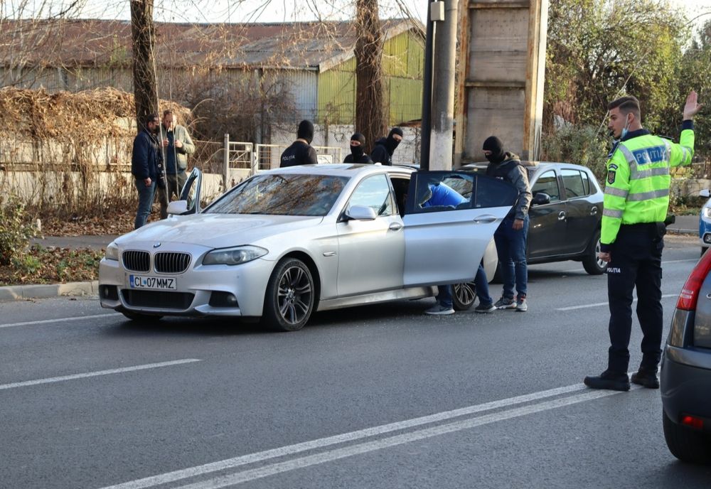 Percheziții în trei județe la la traficanți internaționali de droguri. Drogurile erau trimise prin firme de curierat
