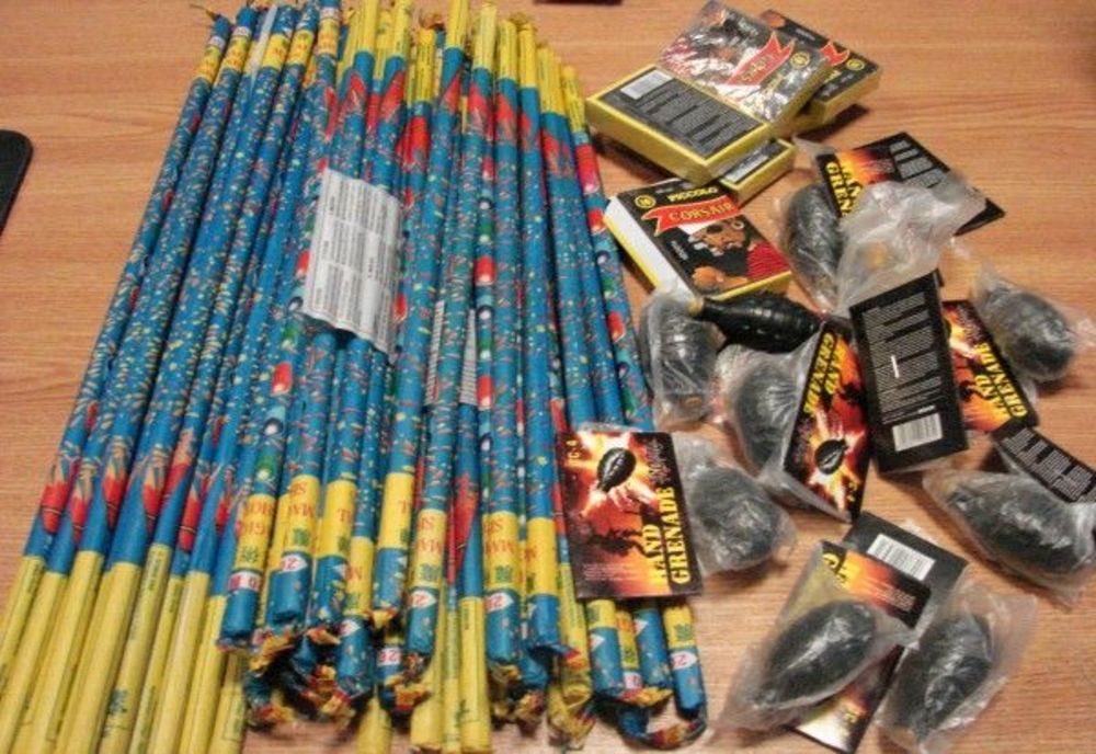 Percheziții la samsarii de petarde