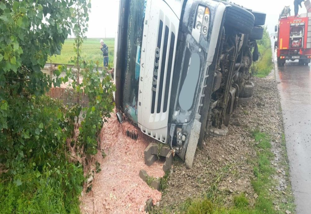 Un tânăr din Ilfov, aflat sub influenţa alcoolului, s-a răsturnat cu un camion în judeţul Sălaj