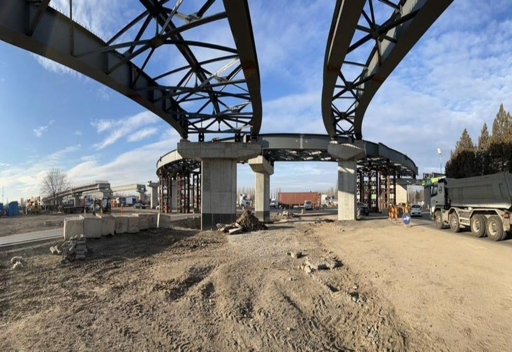 Continuă montarea tablierului metalic la pasajul Berceni