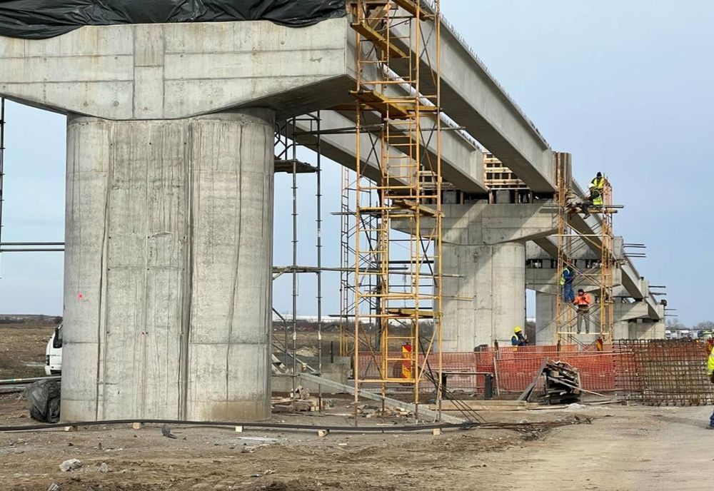 Pasajul Olteniţei - Popeşti Leordeni a început asamblarea, la sol a tablierului metalic