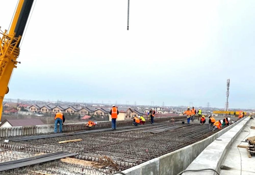 A început montarea tablierului metalic la pasajul Domneşti