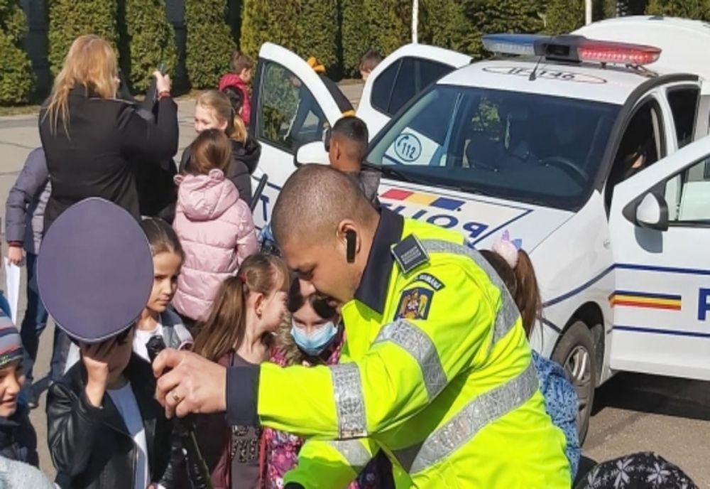 De ziua lor, polițiștii ilfoveni le-au arătat celor mici elemente de tehnică și dotări logistice