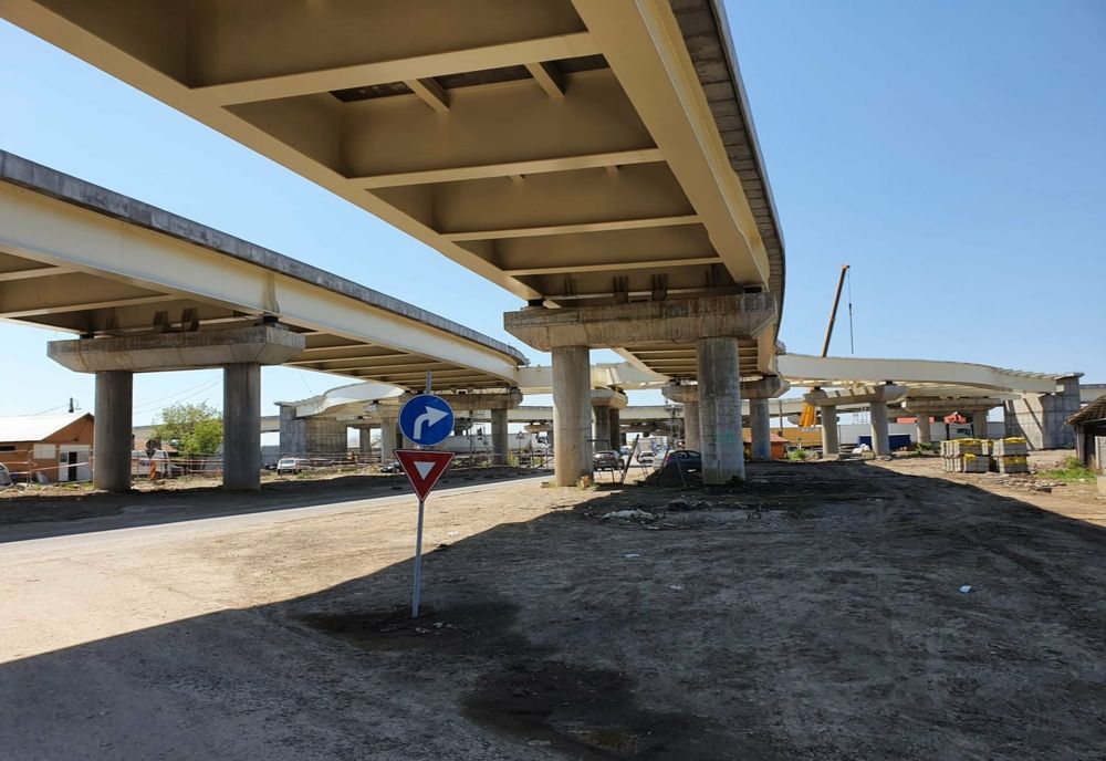 Continuă montarea grinzilor pe prima deschidere a pasajului principal a A0, peste Autostrada Soarelui A2
