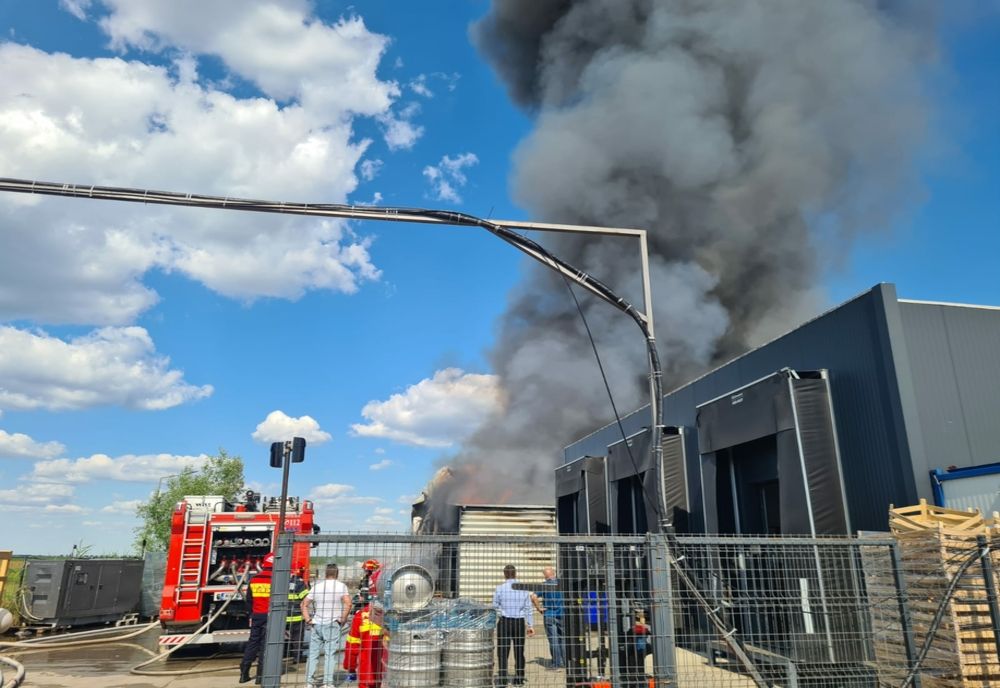 Incendiu la Therme. Pompierii intervin cu 12 autospeciale