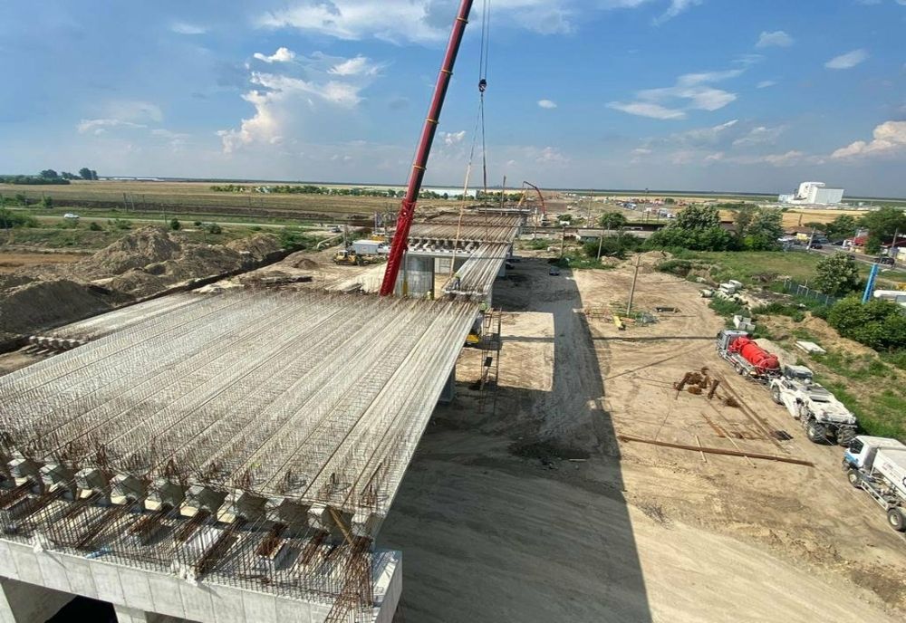 Activitate intensă pe şantierul denivelat superior DN21 Drajna