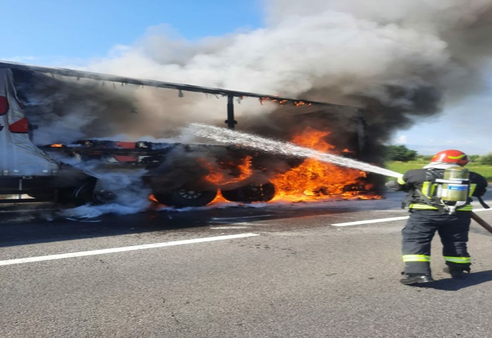 Ilfov. Semiremorca unui autotren a luat foc pe DN1, la Otopeni