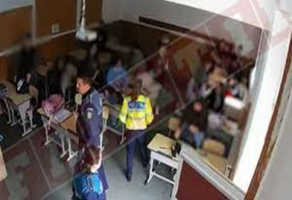 Elevi minori, percheziționați de arme albe de către polițiști, într-o școală din Ilfov 