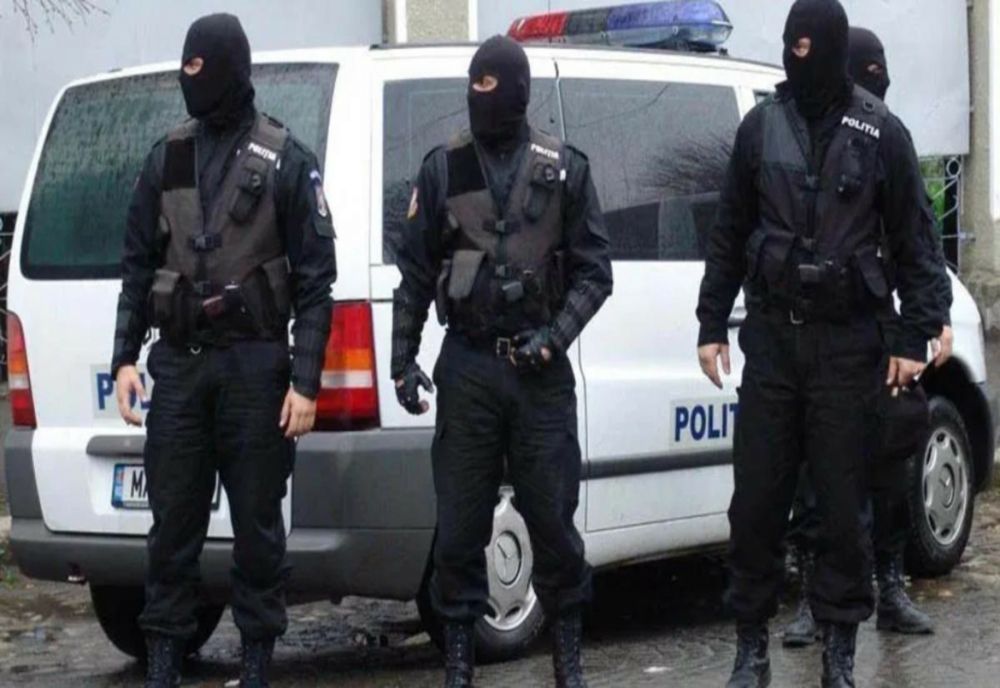 Ce au descoperit poliţiştii din Ilfov la percheziţiile efectuate la mai mulţi cântăreţi de manele