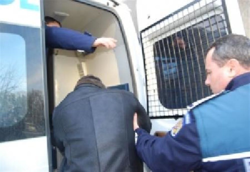 Bărbat din Ilfov, reţinut de poliţiştii prahoveni după ce a sustras un portofel din geanta unei femei 