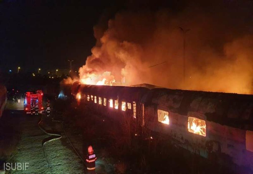 Incendiu în Gara Basarab din București. Mai multe vagoane dezafectate de la două garnituri de tren au luat foc. Nu sunt victime
