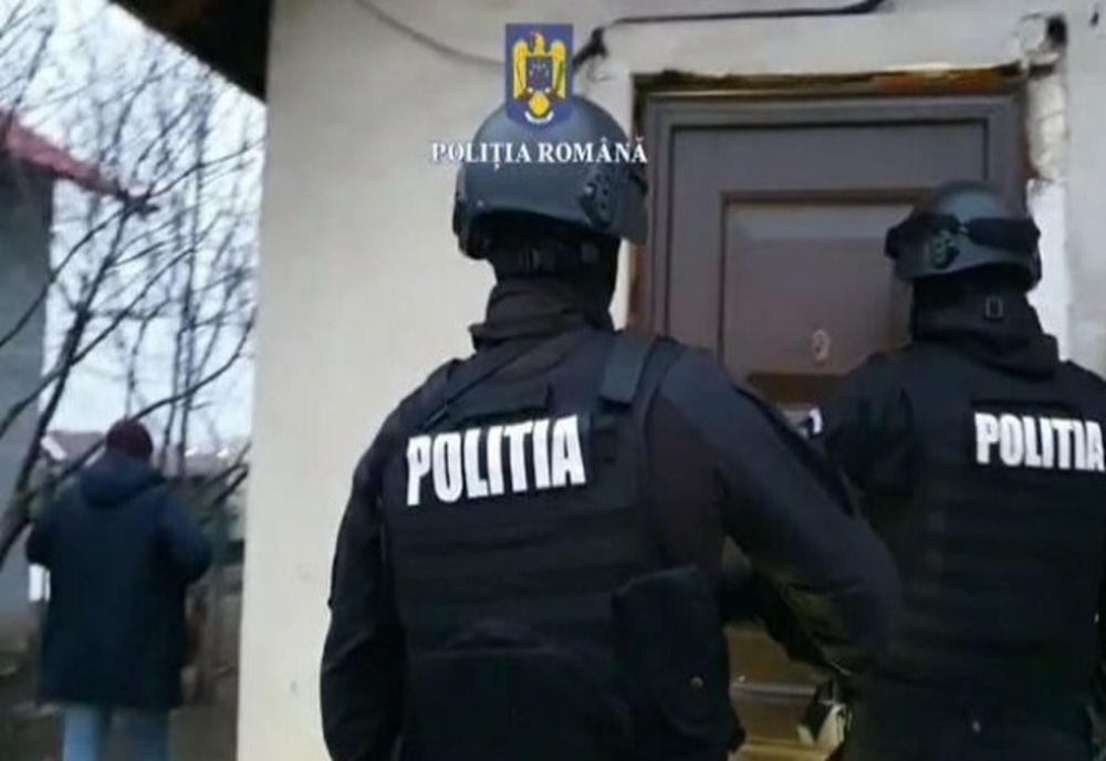 Doi bărbați din Ilfov reținuți în cazul furtului unui ceas dintr-o locuință din Ploiești