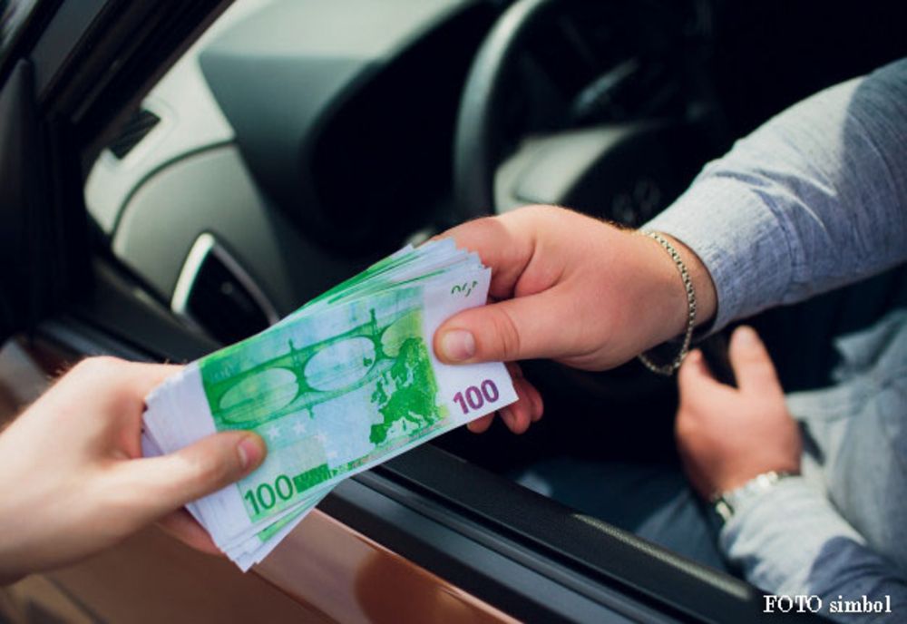 Cei doi polițiști de la Rutieră, prinși în flagrant în aprilie luând mită, au fost trimiși în judecată