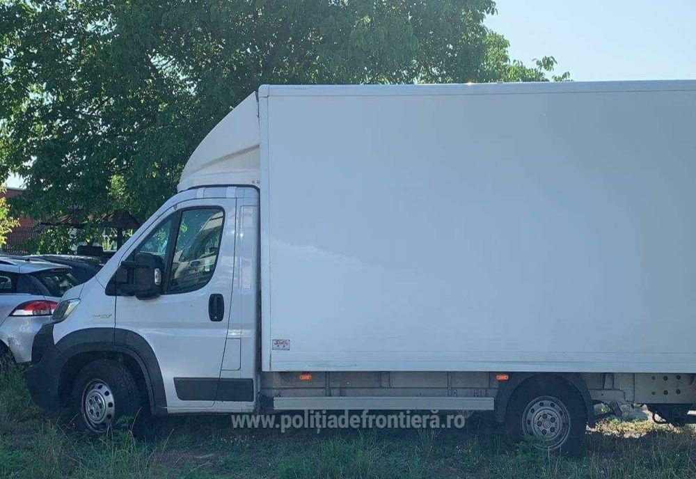 Ilfov. Motoare de bărci şi aparatură electronică fără documente, descoperite într-o autoutilitară 