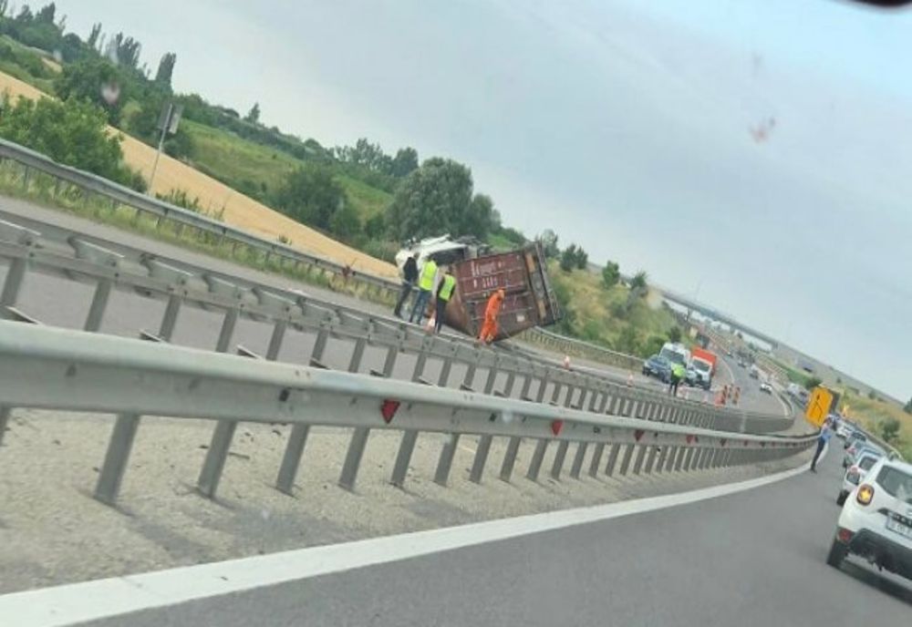 Accident pe Autostrada A3, București - Ploiești. Un TIR s-a răsturnat din cauza unor defecţiuni 