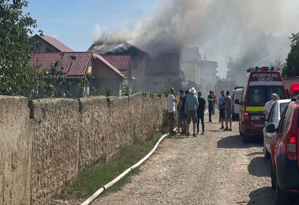 Incendiu la o casă în Pantelimon. Două persoane, transportate la spital cu arsuri