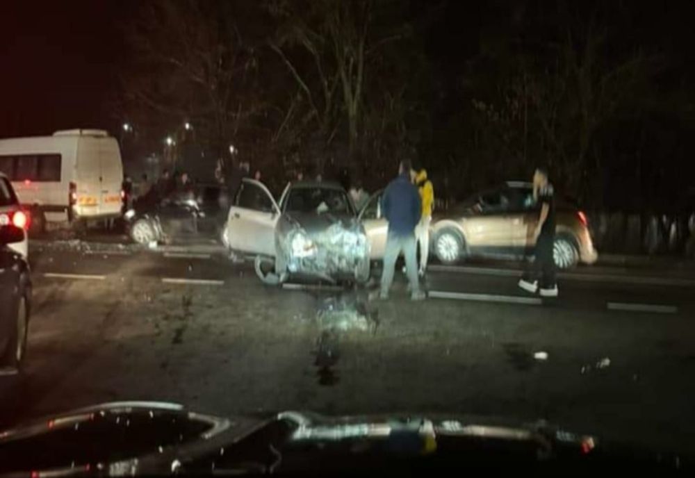 Microbuz plin cu pasageri, implicat într-un grav accident, în Crevedia