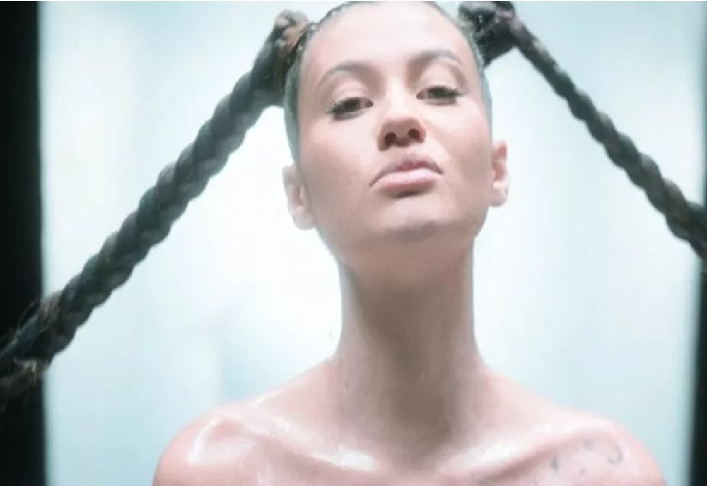 Erika Isac lansează o nouă melodie și transmite tinerilor să iasă la vot