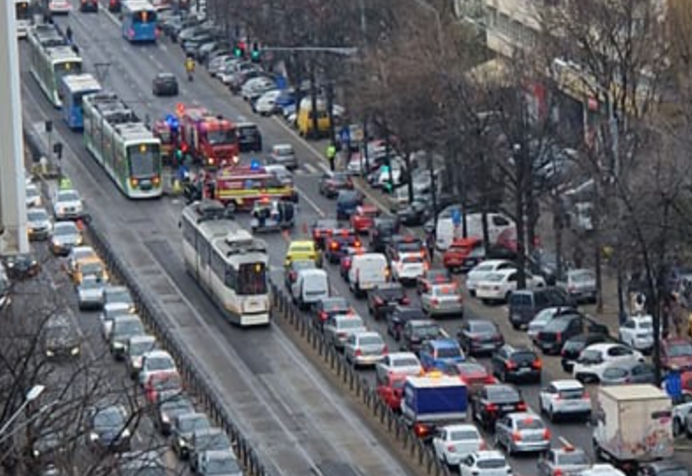 Haos în trafic, vineri dimineață, după ce 3 mașini s-au ciocnit! Circulația tramvaielor în zona Colentina, complet BLOCATĂ