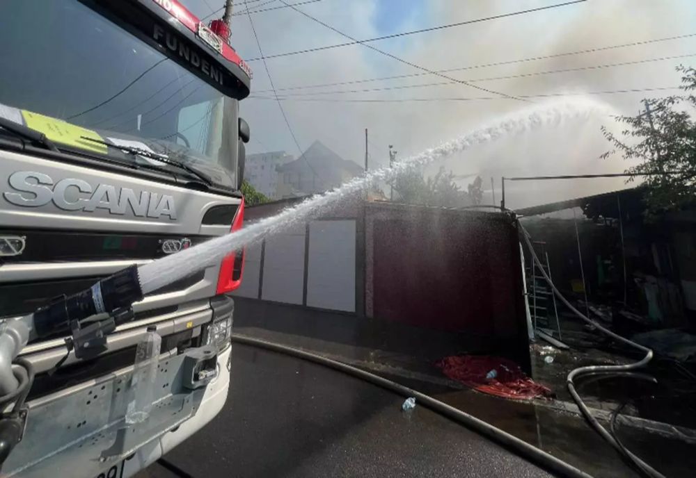 INCENDIU PUTERNIC ÎN SECTORUL 2, ZONA COLENTINA. PESTE 6 CASE AFECTATE