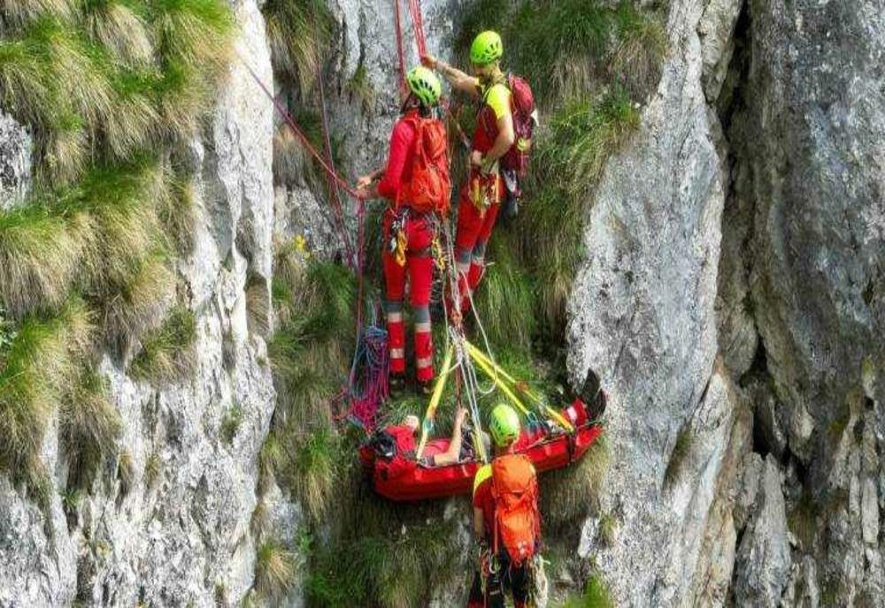 INTERVENȚIE DIFICILĂ DE RECUPERARE A 4 PERSOANE BLOCATE ÎN ACELE MORARULUI DIN BUCEGI