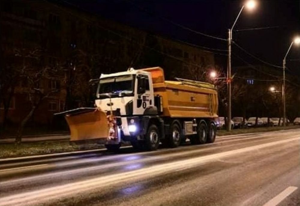 OPERATORII DE SALUBRITATE, MOBILIZAȚI PENTRU DESZĂPEZIREA STRĂZILOR