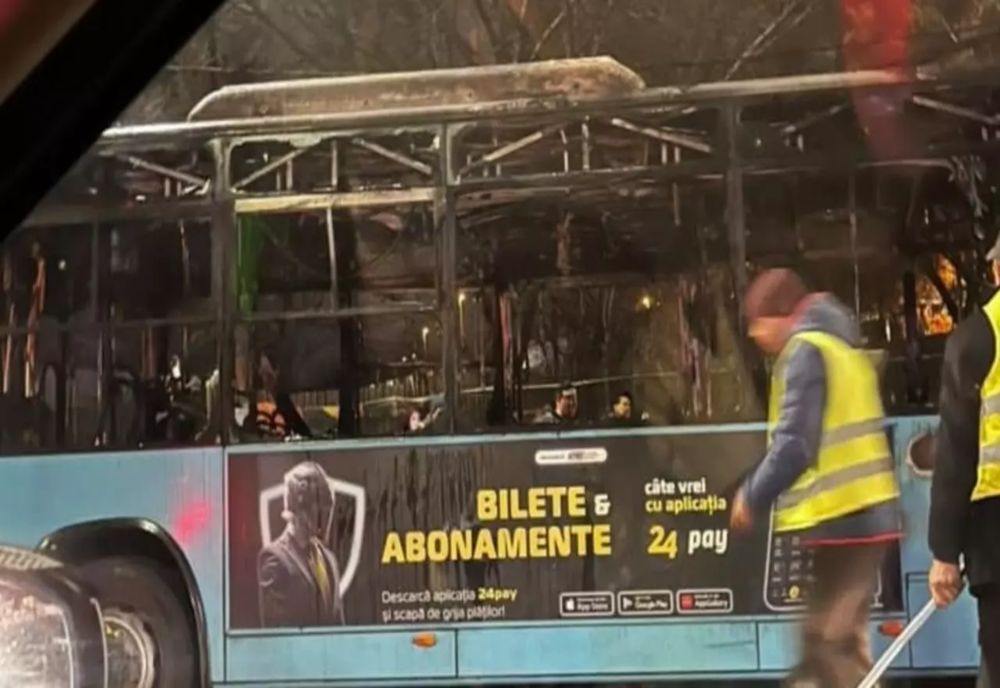 UN AUTOBUZ A LUAT FOC ÎN CAPITALĂ: INTERIORUL S-A FĂCUT SCRUM!