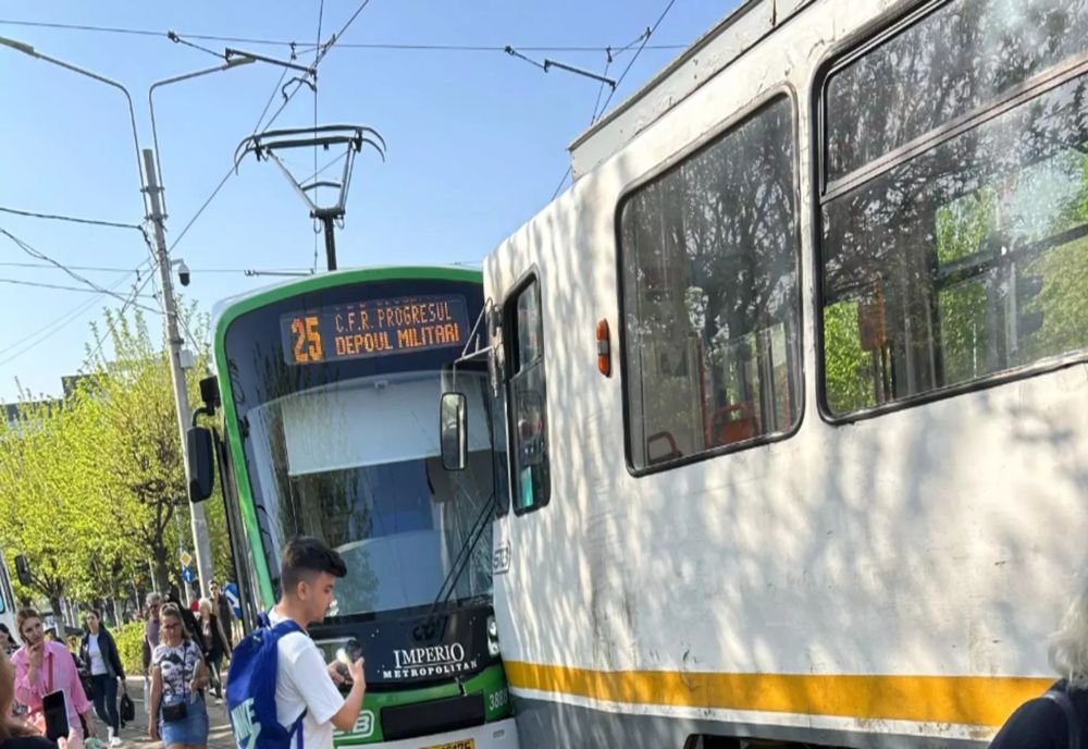 TRAFIC BLOCAT LA EROII REVOLUȚIEI DIN CAPITALĂ DUPĂ O COLIZIUNE ÎNTRE DOUĂ TRAMVAIE