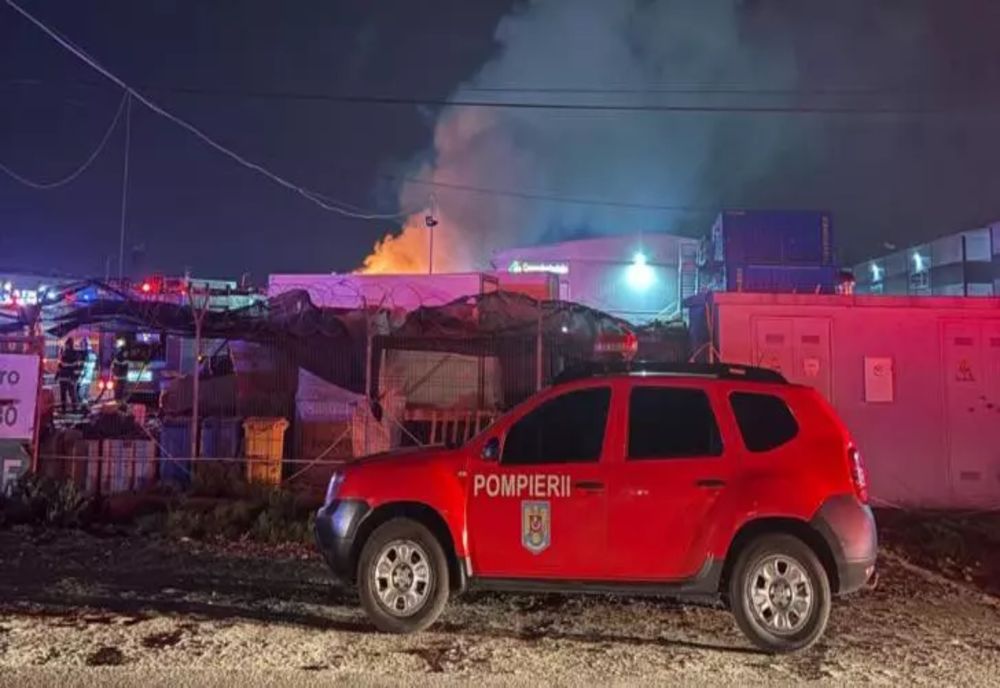 INCENDIU VIOLENT, CU DEGAJĂRI MARI DE FUM, LA UN CENTRU DE RECICLARE DIN ILFOV 