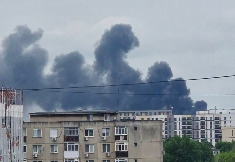 INCENDIU VIOLENT, CU DEGAJĂRI MARI DE FUM, LA UN DEPOZIT DIN BUCUREȘTI