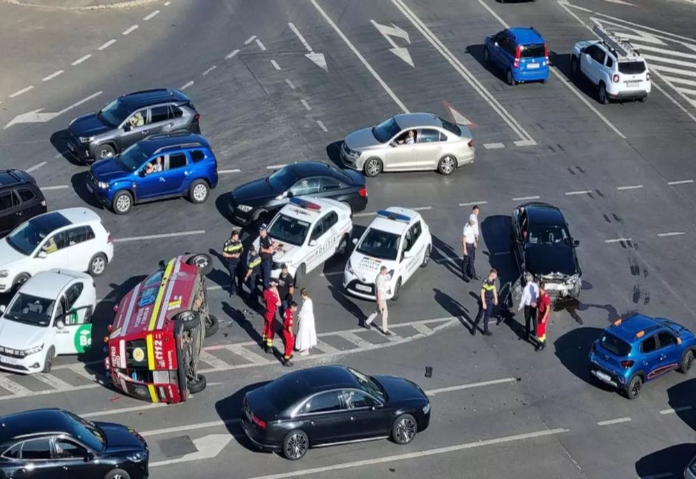 AMBULANȚĂ SMURD RĂSTURNATĂ ÎN FAȚA PARLAMENTULUI