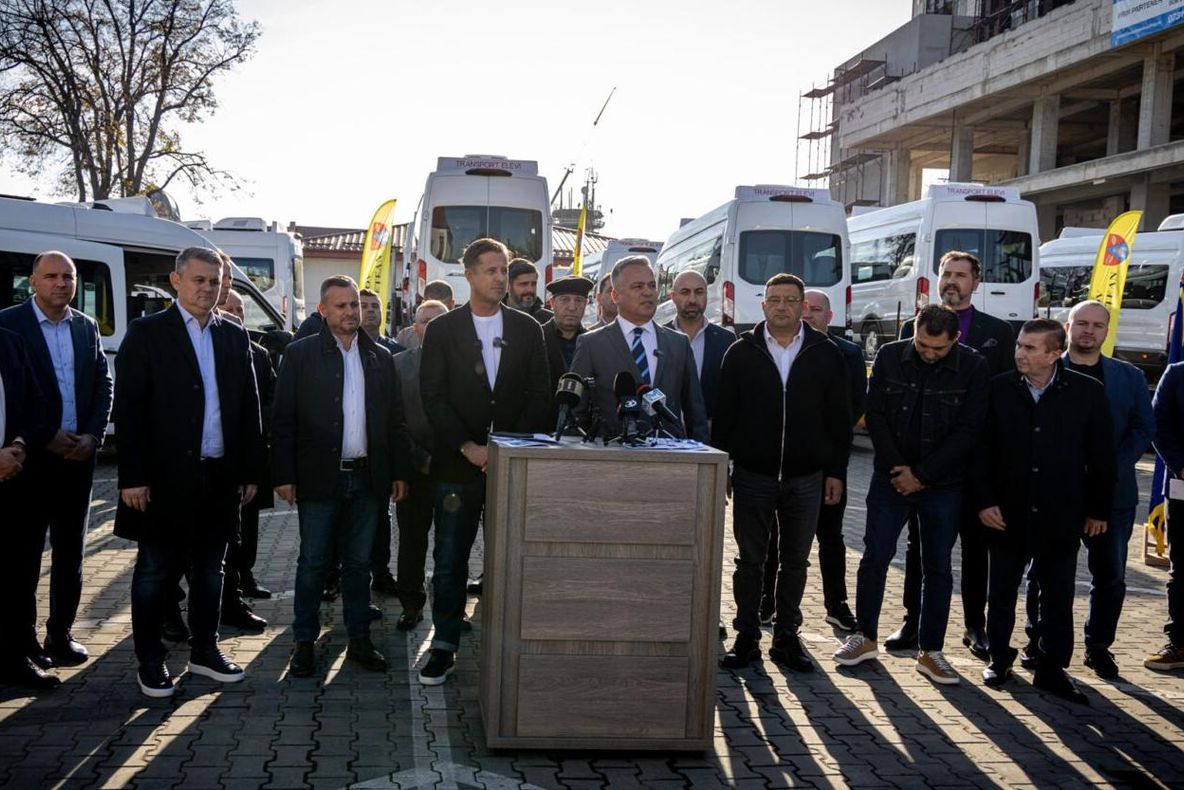 MICROBUZE ELECTRICE LA SUPRAPREȚ ȘI ÎN JUDEȚUL ILFOV: BANII PNRR, ÎNGROPAȚI ÎN CURȚILE ȘCOLILOR