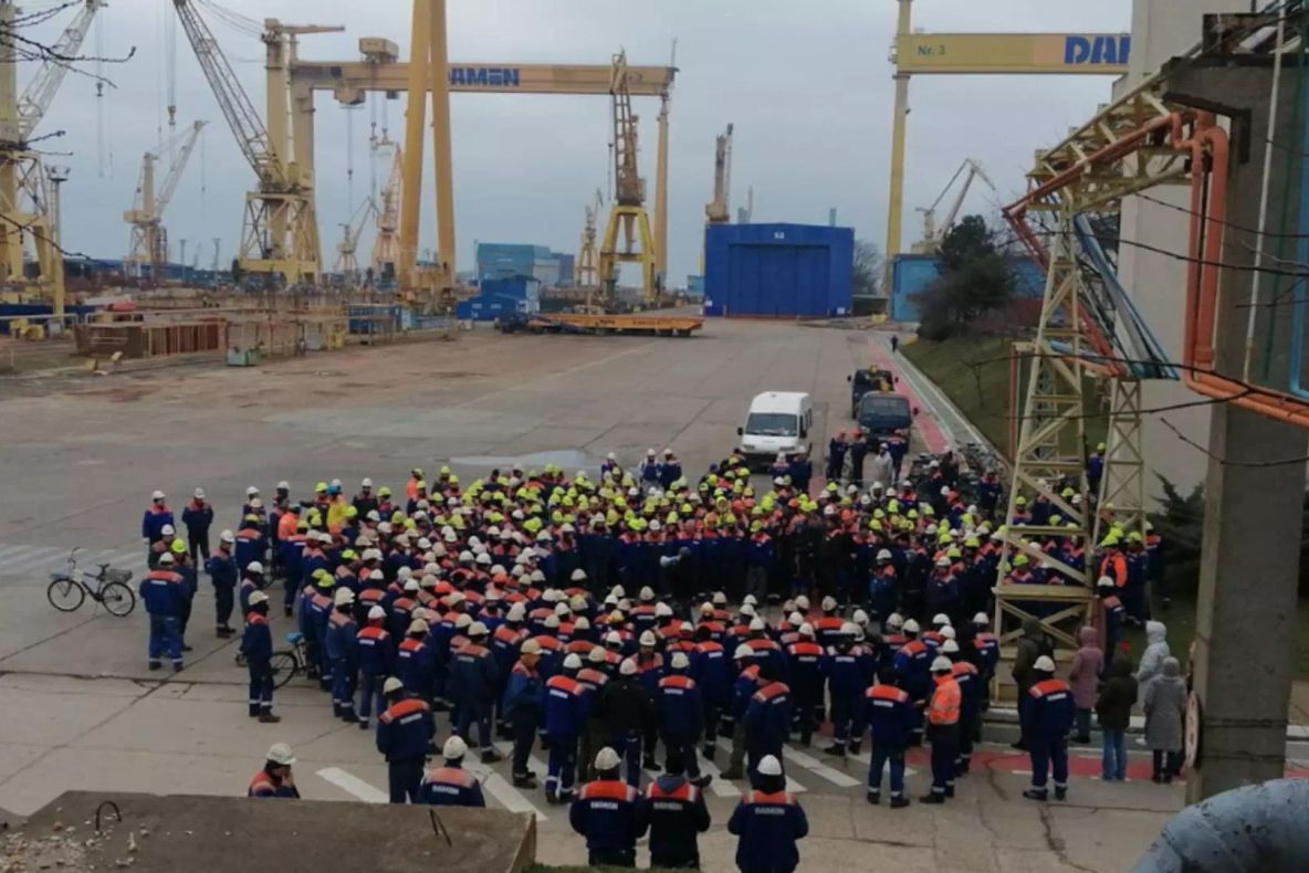 Un nou protest la Șantierul Naval Mangalia. Angajații au oprit lucrul pentru a doua zi la rând, se strigă "Hoții!" - VIDEO