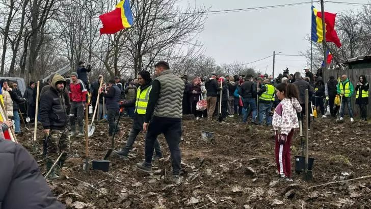 Călin Georgescu a plantat copaci, alături de numeroși români care îi sunt alături: Va înflori nădejdea și prosperitatea acestui popor