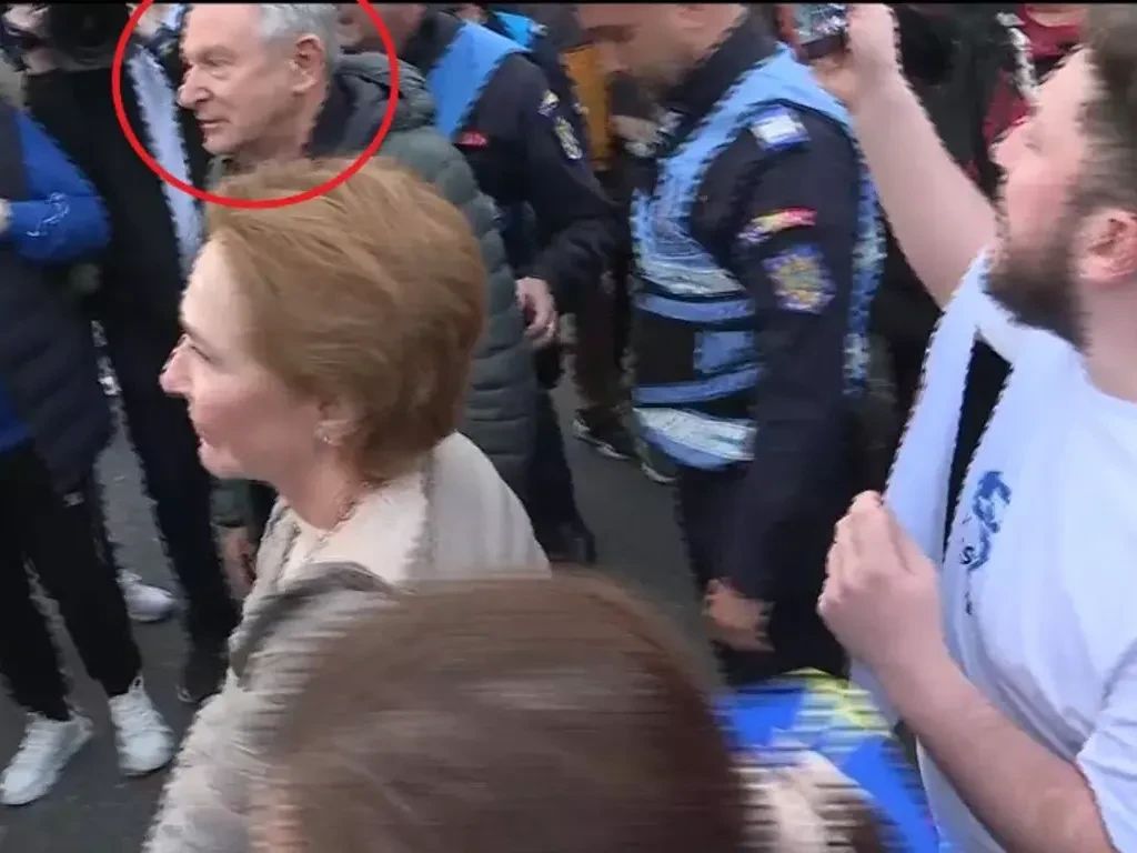 Fostul ministru al Transporturilor Radu Berceanu, huiduit și evacuat de jandarmi de la manifestația pro-Bolojan din Piața Victoriei