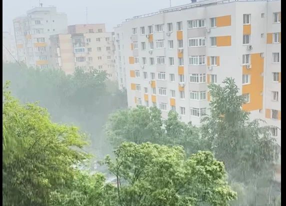 București, sub asediul furtunii. Cod galben de vânt peste jumătate din România. Meteorologii vin cu avertizări de ultimă oră