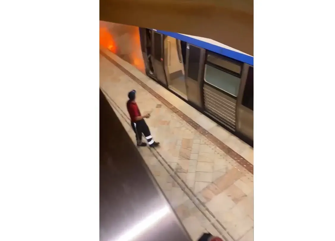Incendiu la metrou, în stația Piața Universității. Garnitura nu a mai fost lăsată să oprească la Piața Romană VIDEO
