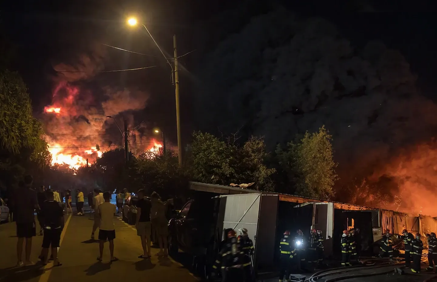 Incendiu devastator în sectorul 1. Din cauza riscului de extindere și a flăcărilor a fost emis mesaj RO Alert - VIDEO