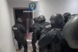Arme albe și sticle incendiare, găsite în urma descinderilor la două clanuri Ștoacă și Toboșarii: 11 persoane, reținute