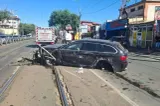 Accident grav în Capitală: un autoturism a intrat pe linia tramvaiului 21 și a fost grav avariat