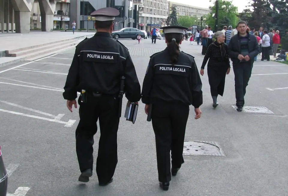Vârstnică umilită de un polițist local