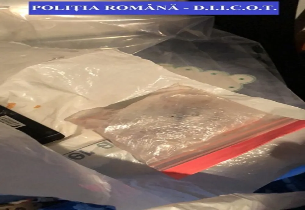 Traficanți de droguri de mare risc, după gratii, în urma unor percheziții în Ilfov