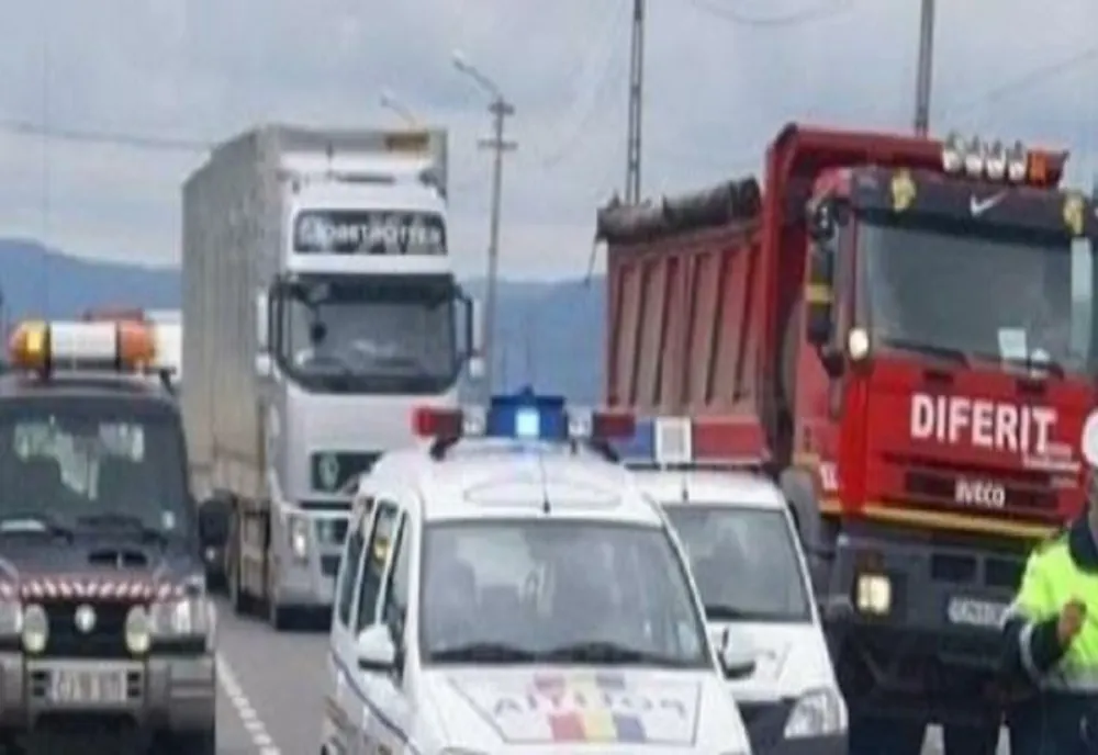 Un autocamion a lovit un stâlp de electricitate, pe centura Bucurrești