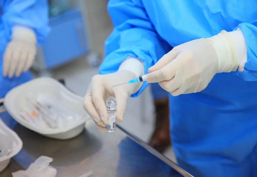 Centrul de vaccinare Otopeni, de la Comandamentul Bazei 90 Transport Aerian, continuă vaccinarea doar cu doza de rapel
