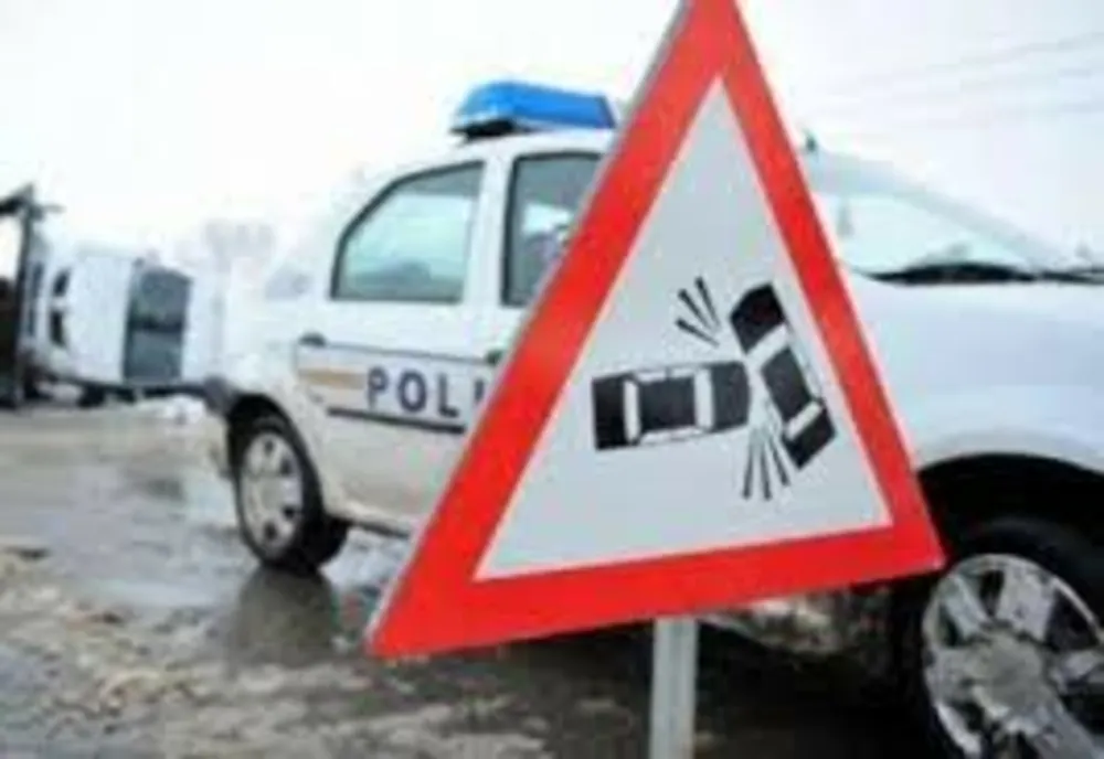 Ilfov. O autoutilitară a intrat într-un un stâlp de electricitate și a rămas imobilizată în cablurile de înaltă tensiune