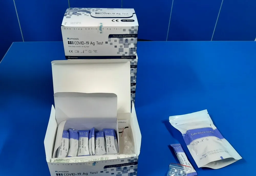 În loc să își testeze copiii acasă, unii părinți vând pe internet testele de salivă primite de la școală