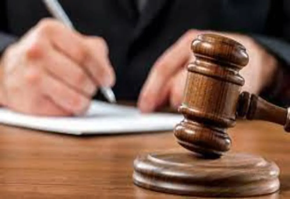 Bărbat arestat preventiv şi un altul plasat sub control judiciar pentru şantaj şi distrugere