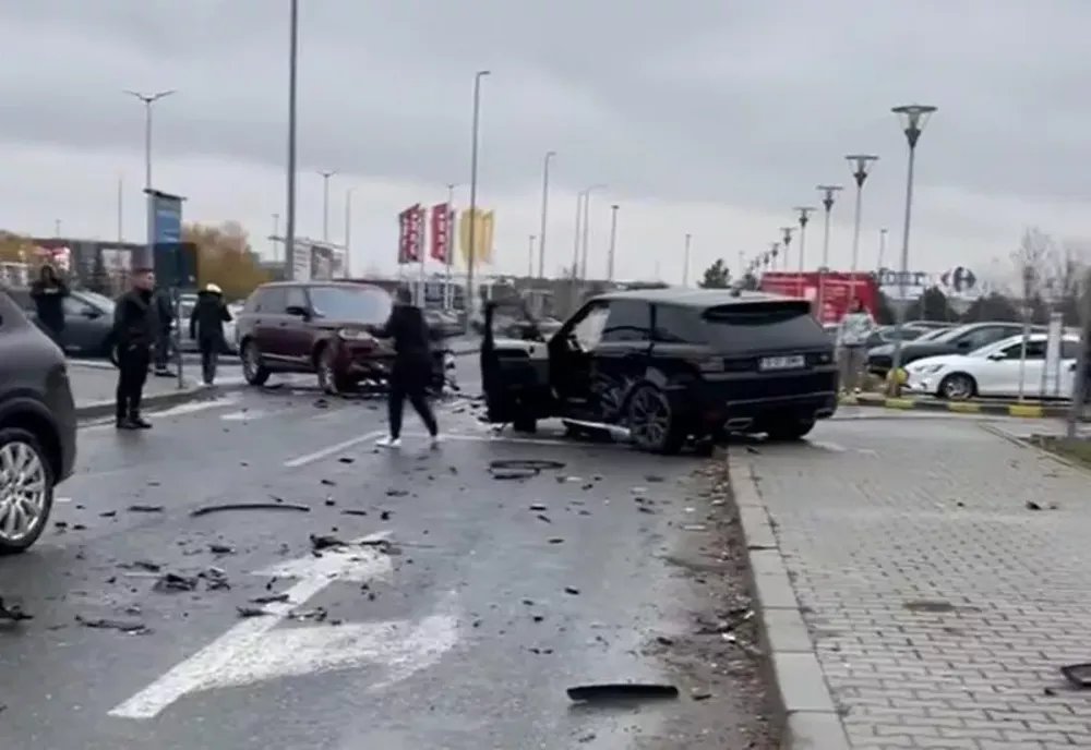 Accident în parcarea Mall Băneasa. Patru autoturisme au intrat în coliziune